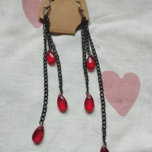 boucles d'oreilles chaîne noir avec perles en forme de gouttes rouge