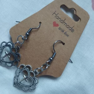 boucles d'oreilles cœur avec des croix aux milieu