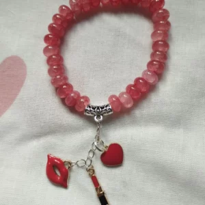 bracelet de perles rouge avec des perles en forme de bouche, de rouge à lèvres et un coeur